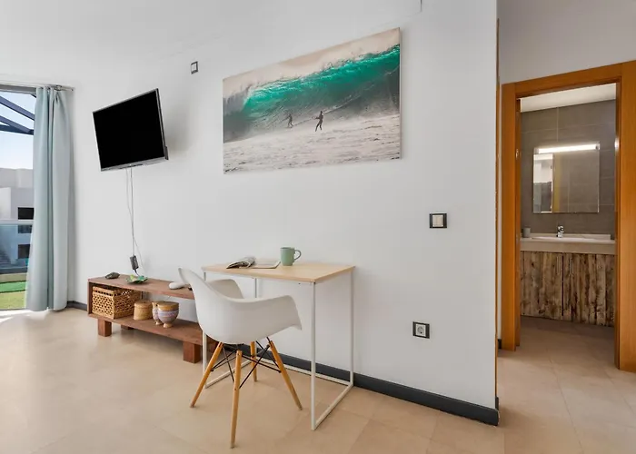 Oceanfront With Pool בית נופש *